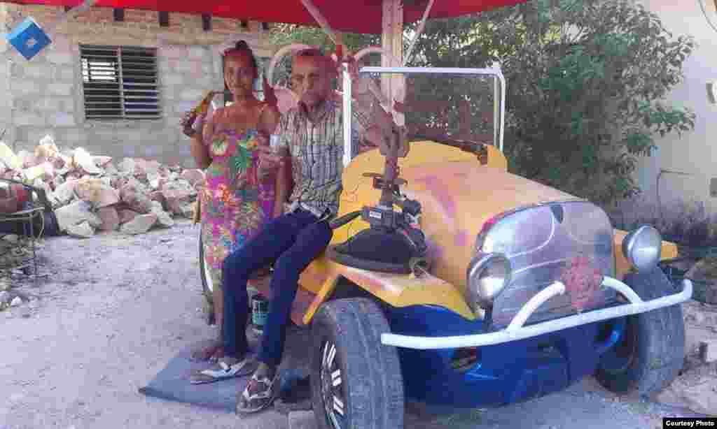 Raúl Zerquera Borrel, sindicalista independiente, con su familia y el auto de su propiedad enTrinidad, Cuba.
