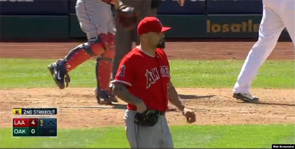 El lanzador de ascendencia puertorriqueña, Héctor Santiago, tuvo 6 triunfos y 9 derrotas en 2014 con los Angelinos de Los Ángeles. Su promedio de carreras limpias fue de 3.75 y otorgó 53 bases por bolas, 3 de ellas intencionales. 