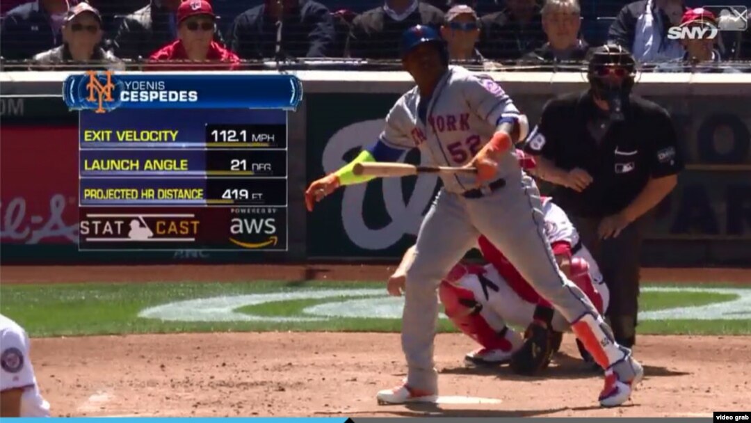 Yoenis Céspedes despega lentamente mientras mira caer su batazo de 419 pies en las gradas del jardín central del parque de los Nacionales de Washington.