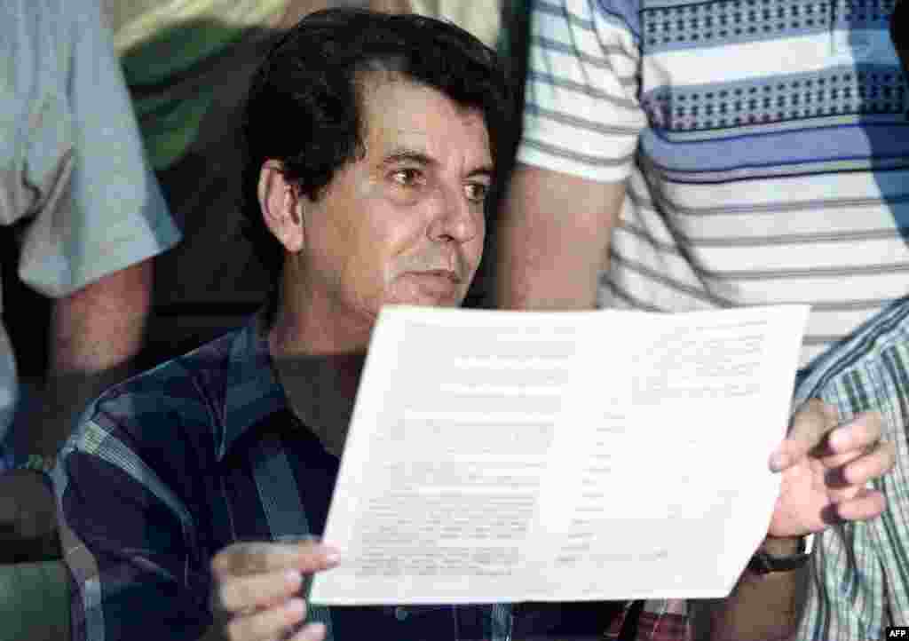 El disidente cubano Oswaldo Payá muestra partes del Proyecto Félix Varela que le entregara a las autoridades cubanas exigiendo un referendo, elecciones y pluripartidismo, entre otras demandas, el 14 de mayo de 2002.