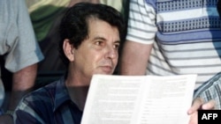 El disidente cubano Oswaldo Payá muestra partes del "Proyecto Félix Varela" que le entregara en el 2002 a las autoridades cubanas exigiendo, con más de 10 mil firmas, un referendum, elecciones y pluripartidismo, entre otras demandas. (AFP/Jorge Uzón).