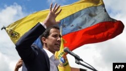 En un discurso pronunciado hoy, el líder de la Asamblea Nacional de Venezuela, Juan Guaidó, quien se juramentó como presidente interino, envió mensajes al gobierno de Cuba, al militar venezolano y al pueblo de su país