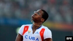  El cubano Dayron Robles al ganar el oro olímpico de los 110 metros con vallas en el Estadio Nacional en Pekín, China. 