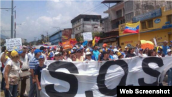 Mujeres venezolanas marchan en Mérida, hoy, sábado 8 de marzo de 2014.