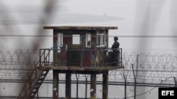 Surcoreanos vigilan en un puesto de centinela en la Zona Desmilitarizada, situada en la frontera con Corea del Norte.