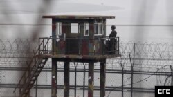 Surcoreanos vigilan en un puesto de centinela en la Zona Desmilitarizada, situada en la frontera con Corea del Norte, 
