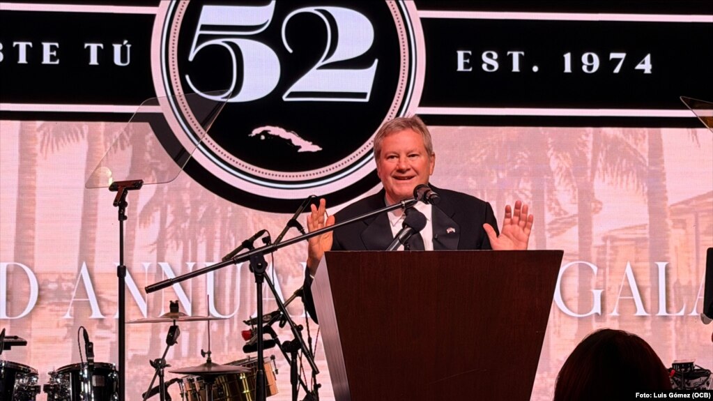 Reconocen al embajador Mike Hammer con el Premio Humanitario en la 52.ª Gala Anual del Colegio de Abogados Cubanoamericanos