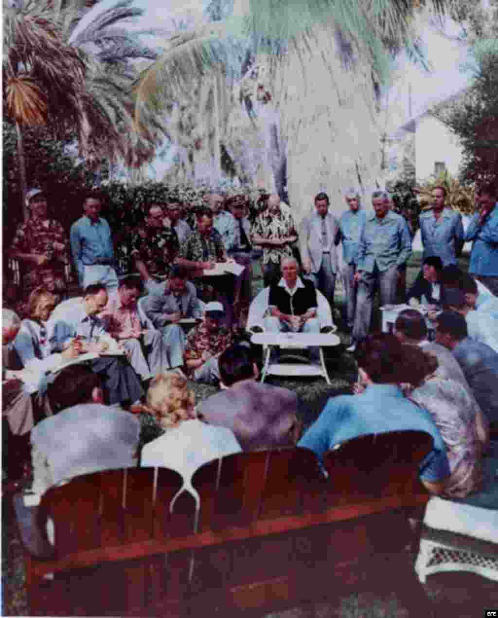 Truman (c) (c) ofrece una rueda de prensa en el jardín de la llamada "Pequeña Casa Blanca" en Cayo Hueso (Florida).