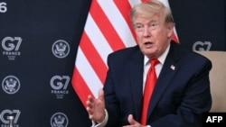 Trump pronuncia unas palabras durante una reunión bilateral con el presidente de los Emiratos Árabes Unidos en el marco de la cumbre del G7, en Evian, Francia.