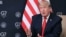 Trump pronuncia unas palabras durante una reunión bilateral con el presidente de los Emiratos Árabes Unidos en el marco de la cumbre del G7, en Evian, Francia.