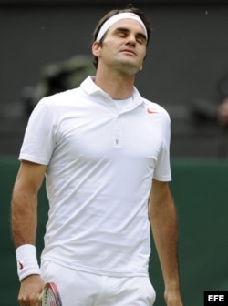 Federer reacciona durante un partido de la segunda ronda del torneo de tenis de Wimbledon que disputó contra el ucraniano Sergiy Stakhovsky.