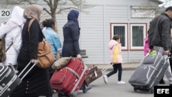 Refugiados sirios llegan al centro de primera acogida de la localidad de Friedland, Alemania.