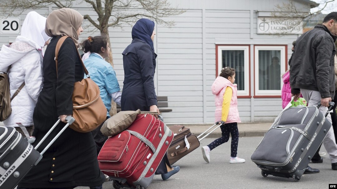 Refugiados sirios llegan al centro de primera acogida de la localidad de Friedland, Alemania.