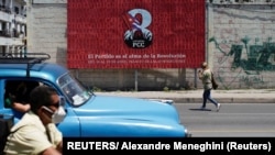 Un cartel anuncia el VIII congreso del partido comunista, en La Habana. REUTERS/ Alexandre Meneghini