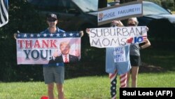 Ciudadanos a favor de Donald Trump y de Joe Biden, en Sterling, Virginia, el 23 de agosto de 2020. (Saul Loeb/AFP).
