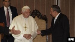 Raúl Castro (d), saluda al papa Benedicto XVI. EFE/Sven Creutzmann