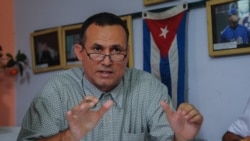 Amado Gil, junto al Director Ejecutivo de la UNPACU, José Daniel Ferrer García, muestran algunas opiniones recogidas en las calles de Santiago de Cuba sobre la crisis económica que atraviesa del país