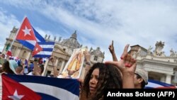Peregrinos católicos cubanos en el Vaticano, donde el papa Francisco oró por Cuba el 18 de julio de 2021 (AFP / Andreas Solaro).