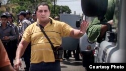 Un represor acosa a disidentes cubanos en #TodosMarchamos.