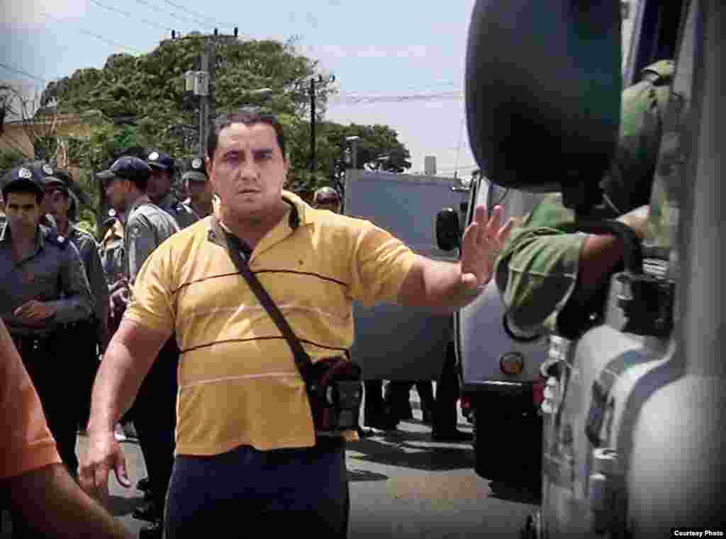 Un represor acosa a disidentes cubanos en #TodosMarchamos.