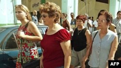 Claudia Márquez (izq) , Blanca Reyes (centro) y Miriam Leiva (der), al salir el 7 de abril de 2003 del Tribunal Provincial de La Habana tras conocer las sentencias dictadas contra sus respectivos esposos (Foto: Archivo/Adalberto Roque/AFP).