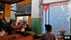 Cubanos compran alimentos en un mercado agropecuario.