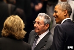 Raúl Castro (c) recibe al presidente de Estados Unidos Barack Obama (d) hoy, lunes 21 de marzo de 2016, en la ceremonia oficial de recibimiento en el Palacio de la Revolución en La Habana (Cuba).