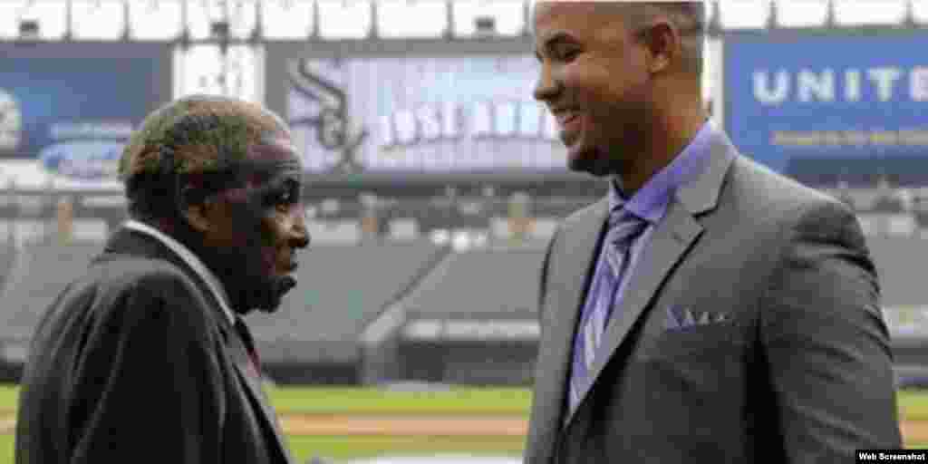 De izquierda a derecha Orestes "Minnie" Miñoso y el también cubano José Dariel Abreu, 1ra base de los Medias Blancas de Chicago y Novato del Año de la Liga Americana en la temporada 2014 de las Grandes Ligas.