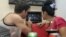 Una pareja de jóvenes cubanos hacen su pedido a través del Wi-fi en un negocio privado, en La Habana. 