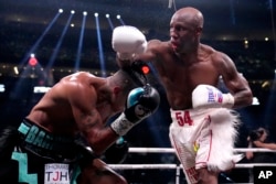 Yordenis Ugás, derecha, pelea contra Mario Barrios en un combate de boxeo de peso welter el 30 de septiembre de 2023 en Las Vegas. (Foto AP/John Locher)