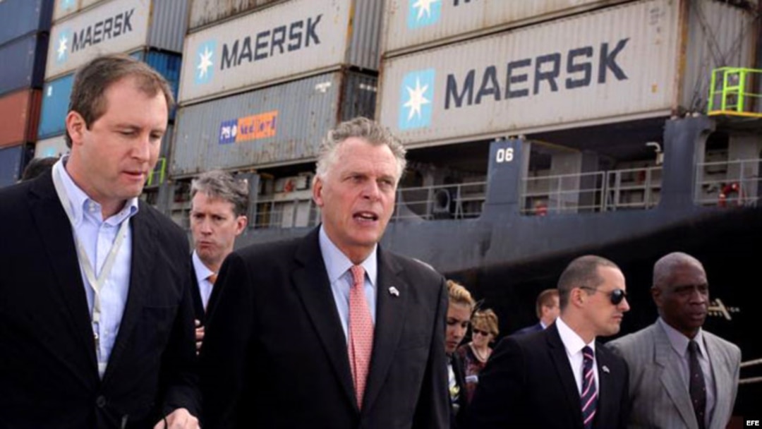 El gobernador del estado de Virginia, Terry McAuliffe (c), durante su visita a la Terminal de Contenedores del Puerto de Mariel, en Artemisa (Cuba), en enero de 2016. 
