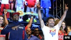 Mayweather Jr. y Pacquiao posan juntos tras el pesaje.