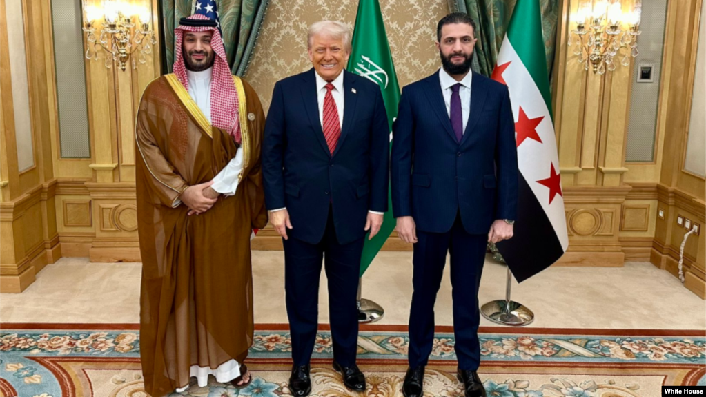 Presidente Trump se reúne con el líder sirio Ahmed al-Sharaa en Riad, Arabia Saudí.