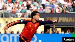 Ferrán Torres celebra tras anotar el gol de la victoria.