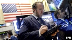 Agentes de Bolsa realizan operaciones bursátiles durante la apertura de Wall Street en Nueva York, Estados Unidos, el 02 de enero de 2013.