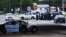 Policías en las afueras del cuartel tras el ataque. 