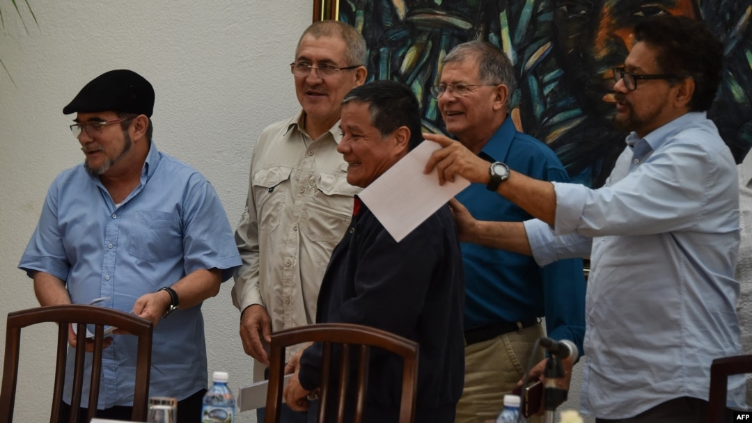 Miembros del Ejército de Liberación Nacional (ELN) de Colombia, durante una conferencia de prensa en La Habana, el 11 de mayo del 2017. (Adalberto Roque / AFP).