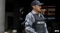 Policías ecuatorianos. 