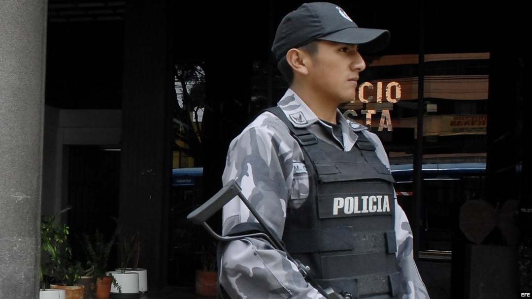 Policías ecuatorianos. 