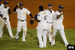 Jugadores de Los Navegantes del Magallanes de Venezuela, celebran su victoria ante Villa Clara, Cuba.