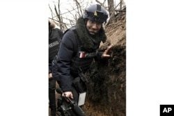 Arman Soldin, el 18 de marzo de 2023 en una trinchera en Ucrania. (Aris Messinis/AFP vía AP).
