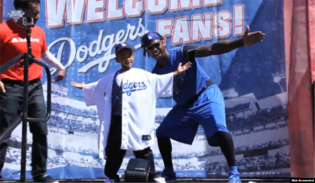 El torpedero Hanley Ramírez se toma una foto con un pequeño admirador.