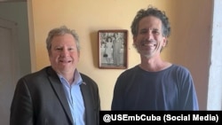 El jefe de la misión diplomática de EEUU en Cuba Mike Hammer visita en su casa al periodista independiente Boris González Arenas. 