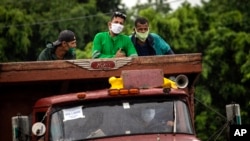 Un camión de la era soviética transporta a trabajadores cubanos durante la pandemia del coronavirus. (Ramón Espinosa/AP).