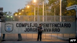 Un guardia custodia la entrada en la prisión "Jorge Navarro" en Tipitapa, Managua.