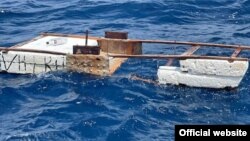 Un buen samaritano encontró a un balsero flotando en esta balsa improvisada, el 28 de agosto de 2021. (Foto de la Guardia Costera de EEUU)