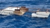 Un buen samaritano encontró a un balsero flotando en esta balsa improvisada, el 28 de agosto de 2021. (Foto de la Guardia Costera de EEUU)