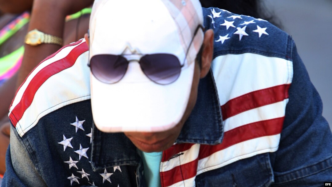 Un hombre usa una chaqueta con la bandera de estadounidense por una calle de La Habana. 