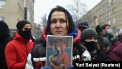 Una mujer exige la libertad de Alexei Navalny el 31 de enero de 2021 en Moscú. (Yuri Belyat/Reuters).