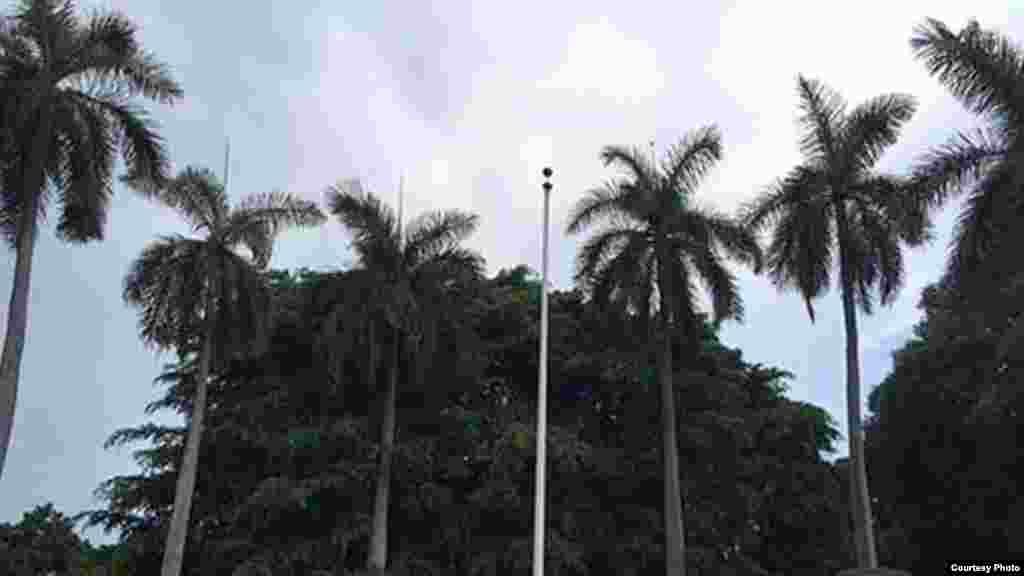 Un asta espera por la bandera de EEUU en la residencia del encargado de negocios en La Habana